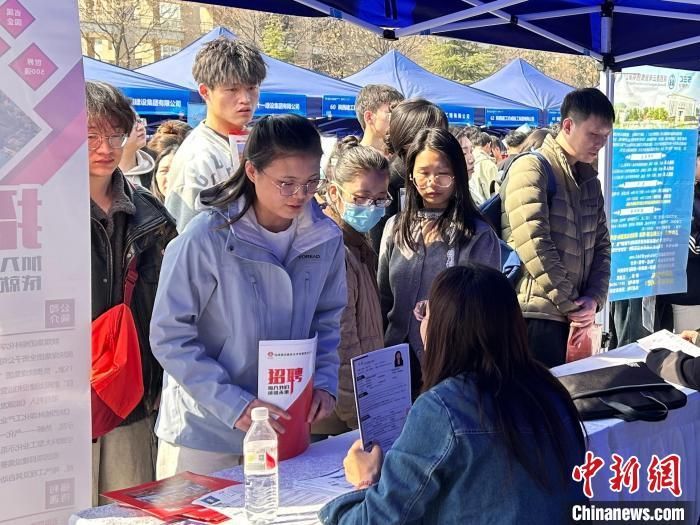 3月13日,“樂業陜西 ‘就’在三秦”大型招聘會活動現場。 劉靜 攝