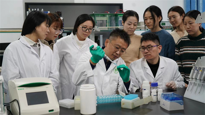Science封面文章:西北大學金絲猴研究團隊首次系統揭示靈長類社會演化之謎_fororder_齊曉光正在做實驗,右側為武進偉,左一為趙蘭